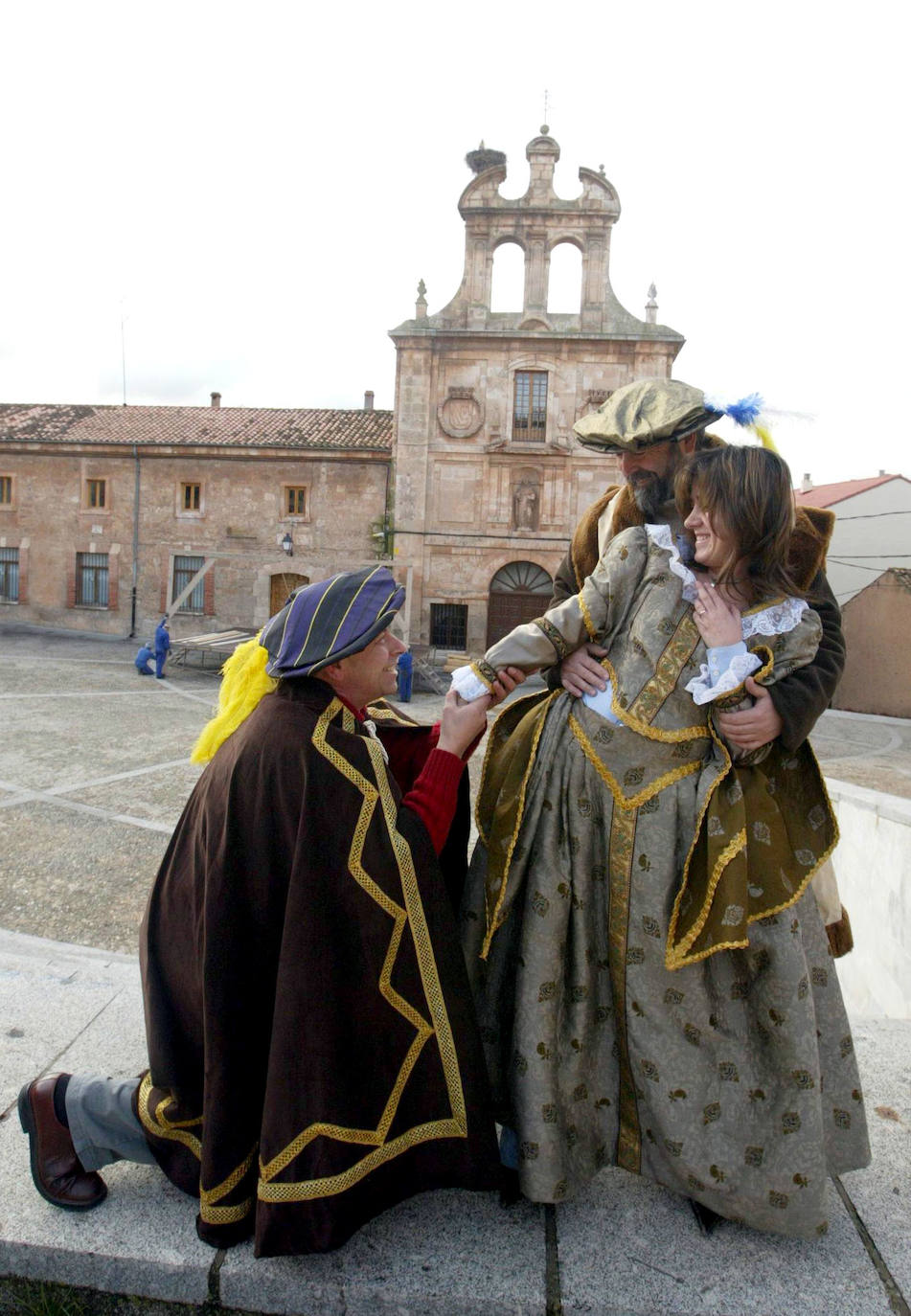 Miembros del grupo de teatro La Hormiga ensayan en una plaza de Lerma. 