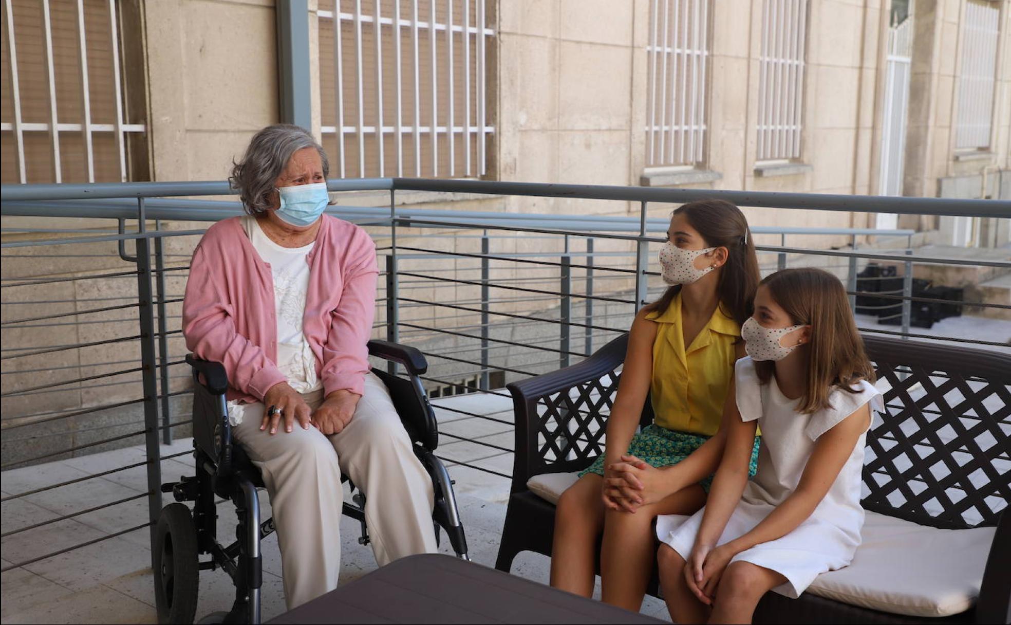 Carmen Velázquez, junto a sus nietas Carolina y Elisa en la residencia CleceVitam San Pedro Poveda de Burgos.