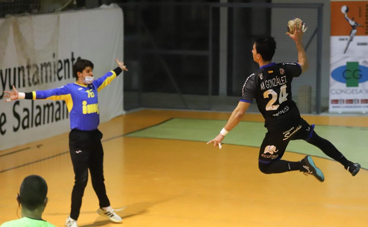 Marcos Gonzalez preparado para un lanzamiento en un partido de la pasada temporada.