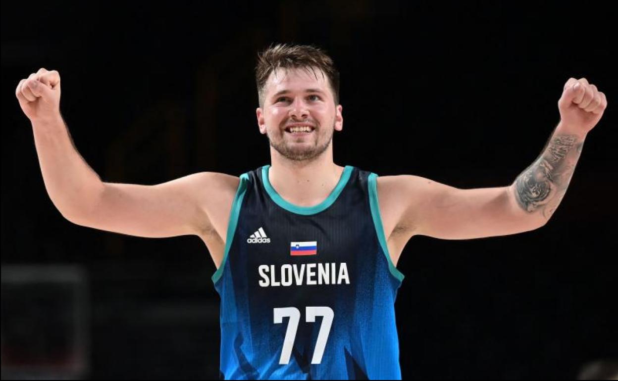 Doncic celebra la victoria de Eslovenia ante Argentina en baloncesto. 