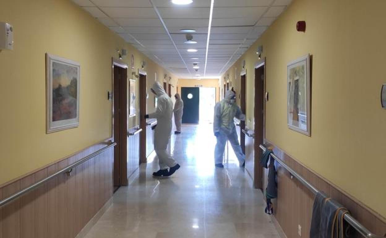 La UME realiza tareas de limpieza en una residencia de la provincia de Burgos.