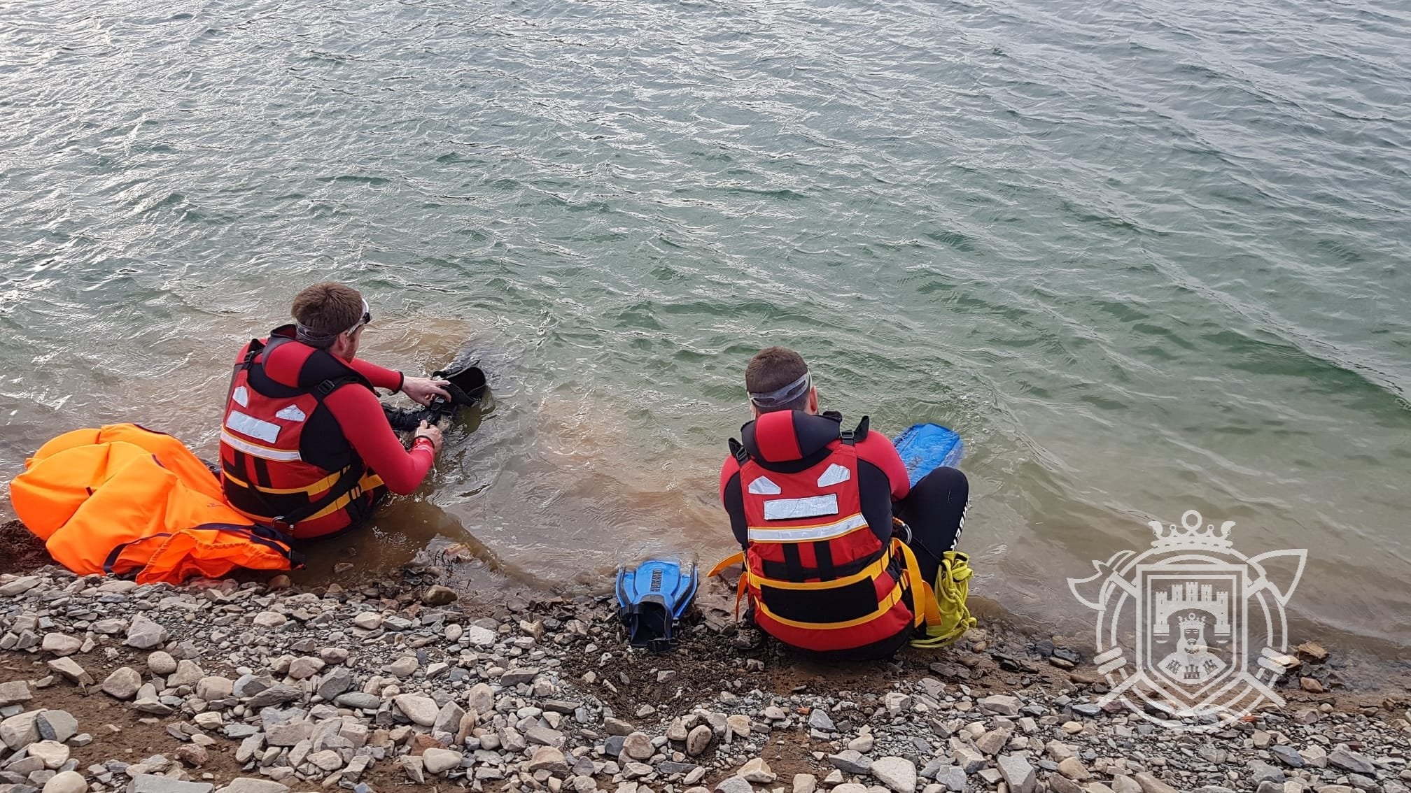 Los Bomberos se preparan para llevar a cabo el rescate en el pantano.