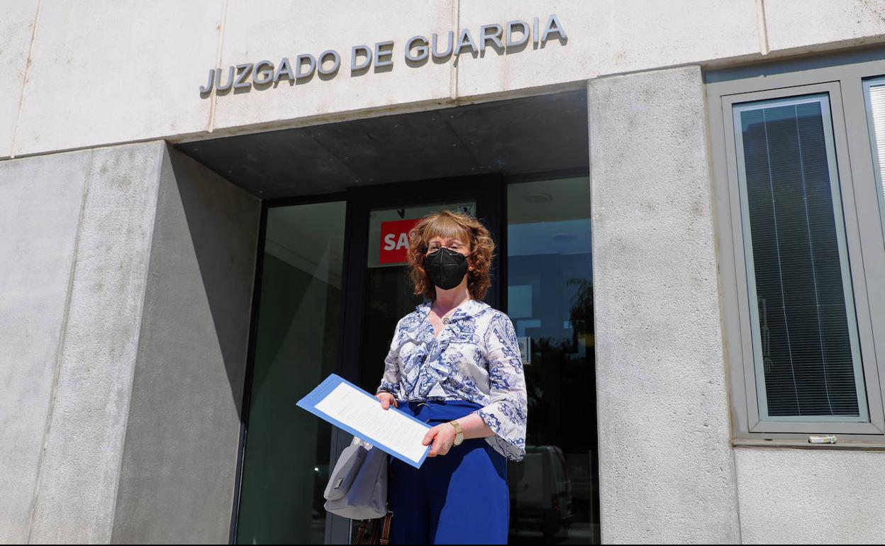 Begoña Gonzalo, en la puerta del juzgado de guardia antes de presentar la denuncia. 