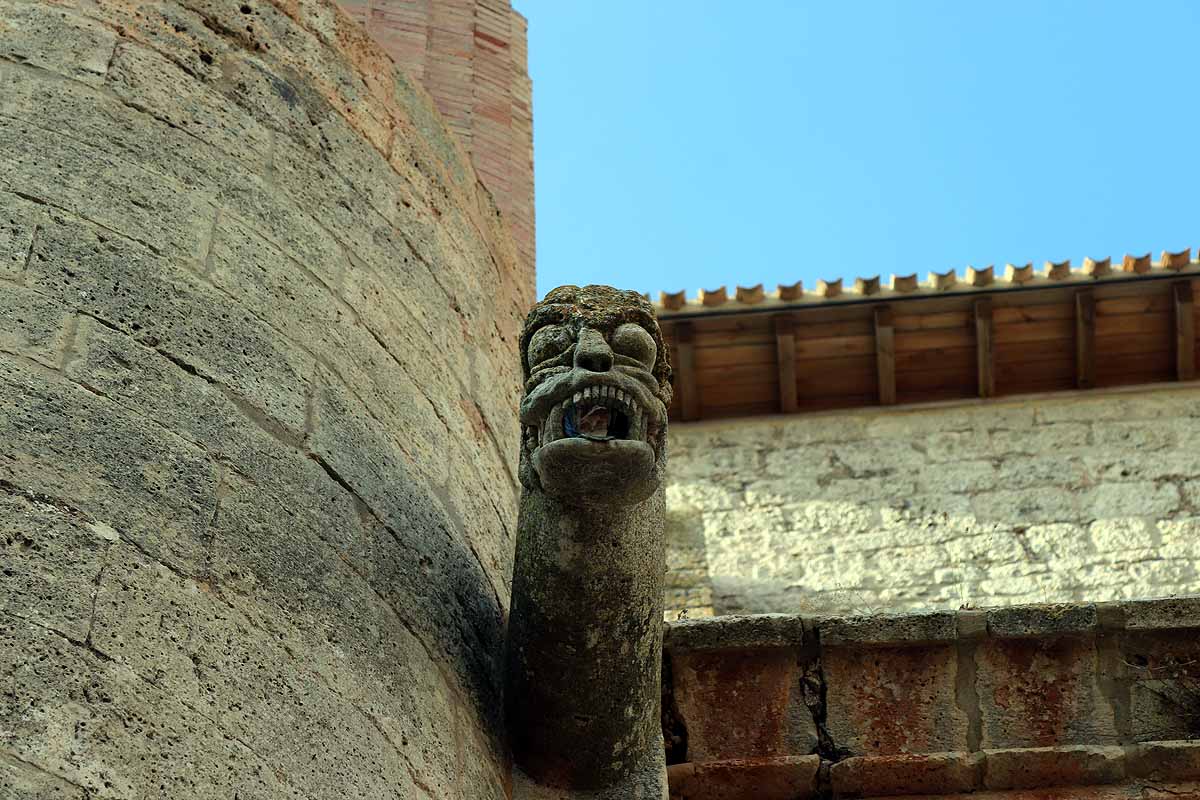 Gárgola de la iglesia de Villamorón.