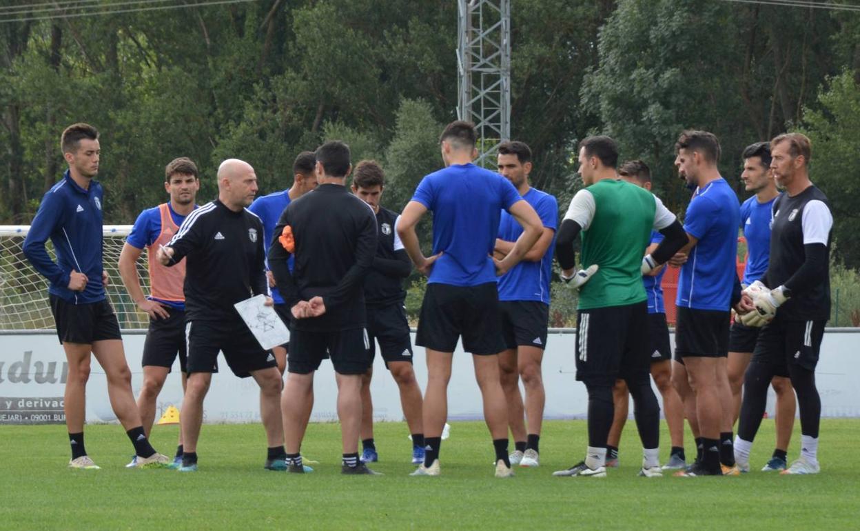 El Burgos CF vuelve al trabajo tras descartar nuevos contagios de covid-19. 
