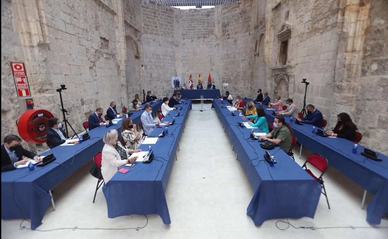 El monasterio de San Juan acoge el debate sobre el estado de la ciudad. 