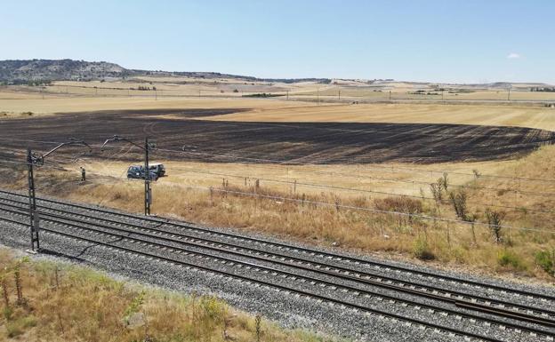 Un incendio junto a las vías del tren calcina tres hectáreas en Revilla Vallejera