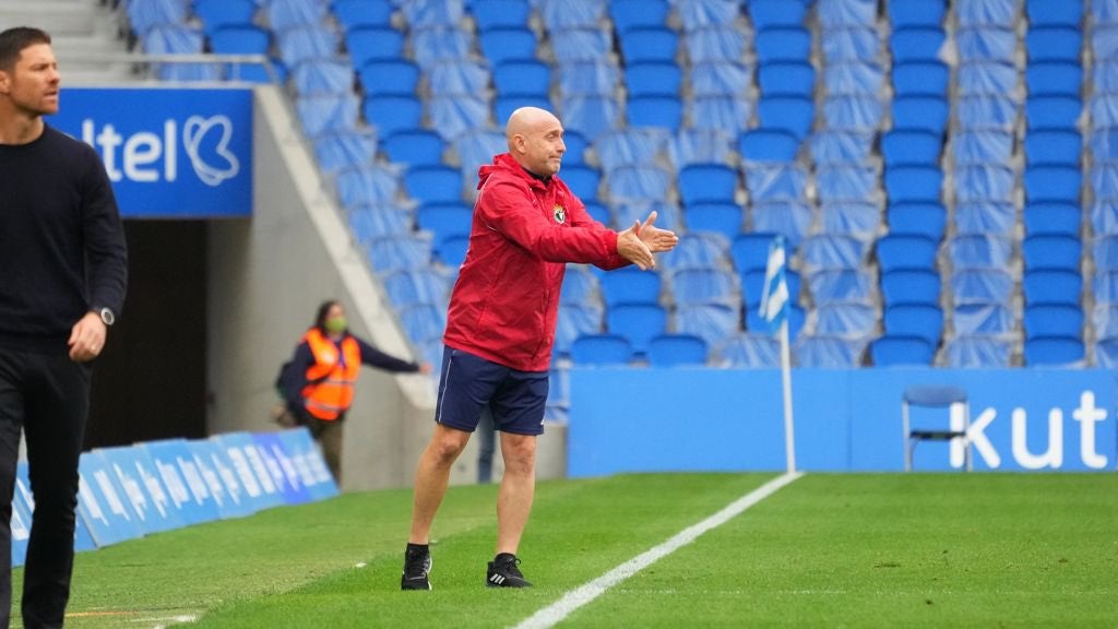 «Se están asentando las bases defensivas y quedan cinco fichajes»