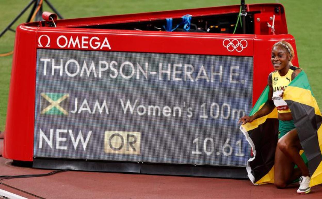 Elaine Thompson-Herah celebra su oro y su récord olímpico. 