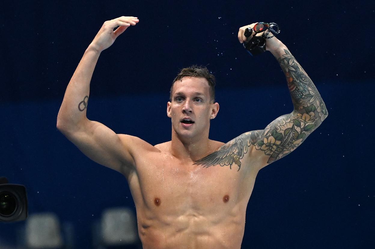 Dressel celebra su victoria en el 50 libre.