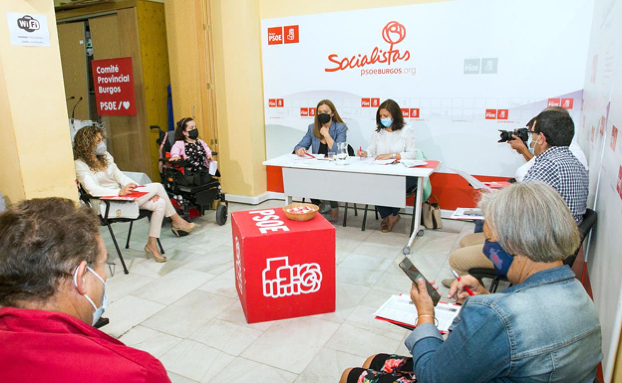 Virginia Barcones, vicesecretaria general del PSOE de Castilla y León (i), junto a Esther Peña. 