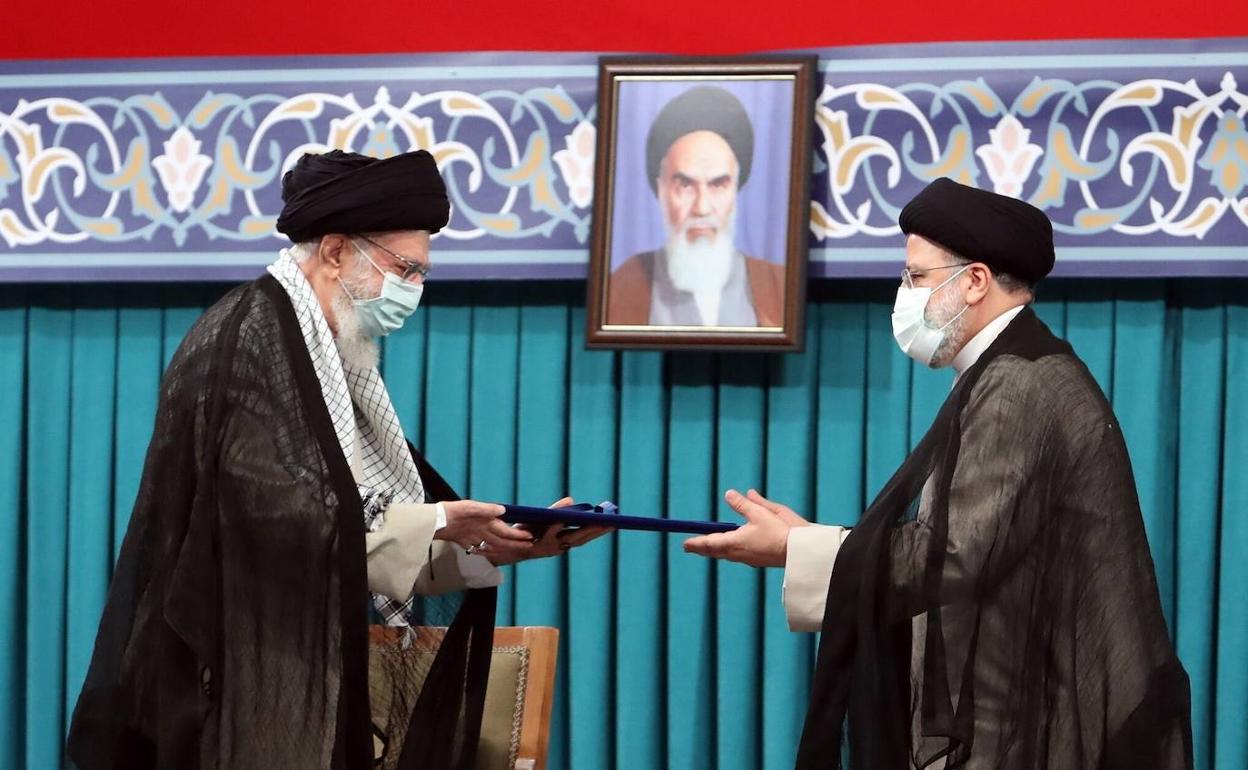 El ayatolá Alí Jamenei al investir como presidente de Irán a Ebrahim Raisi.