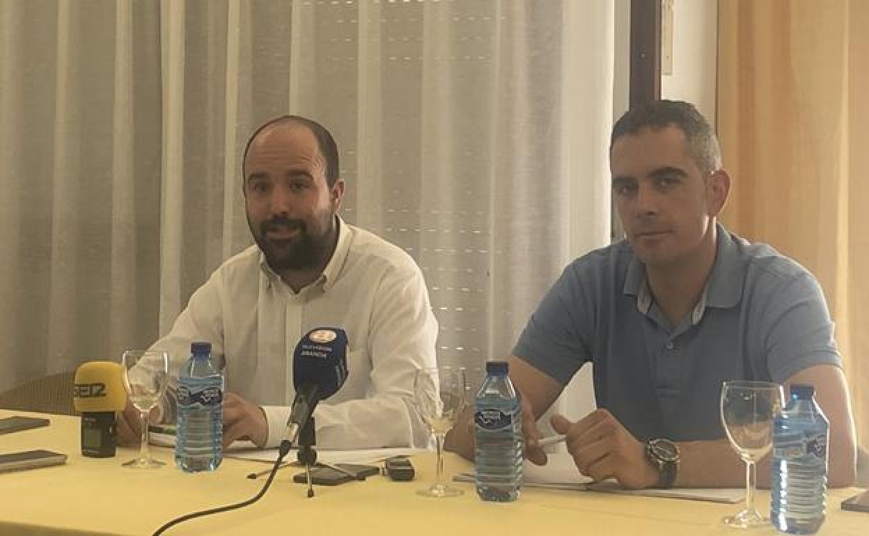 Los representantes de Vox en el Ayuntamiento de Aranda Vicente Holgueras (izquierda), junto a Sergio Chagartegui . 