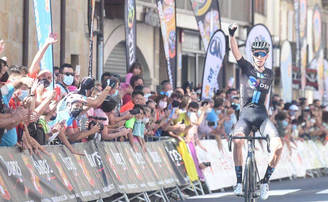 Bardet voló en el descenso del Picón Blanco. 