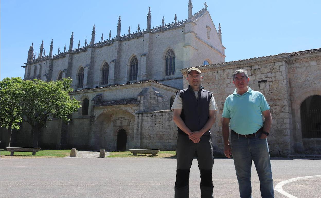 A la izquierda, Juan Montero, arqueólogo, a la derecha, Antonio Carballera, nieto de la víctima de la Guerra Civil, frente a la Cartuja de Miraflores. 