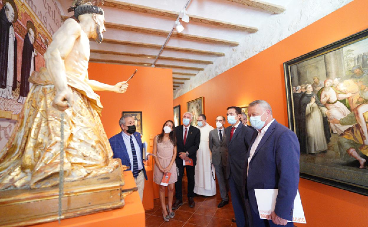 Personalidades durante la visita a la exposición 