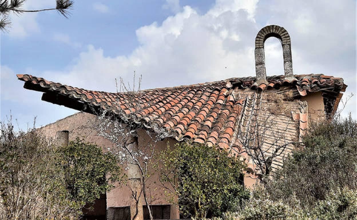 Tejado de una iglesia a punto de desplomarse. 