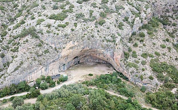Imagen principal - Arriba, Yacimiento de la Cova Gran, tomado con dron (Laboratorio de Cartografía Digital y Análisis 3D, CENIEH); abajo, restos de Linya, recuperados en el sondeo V de la Cova Gran, 
