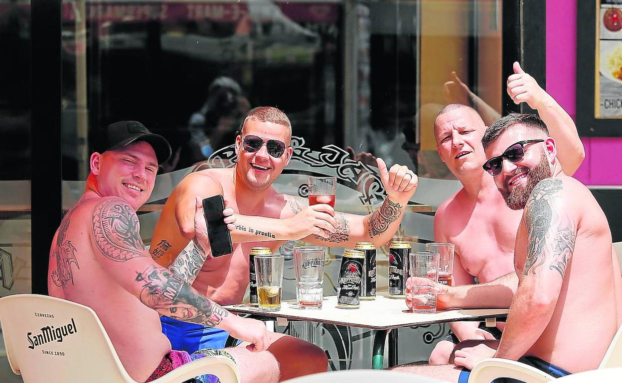 Turistas extranjeros en una terraza de Benidorm.