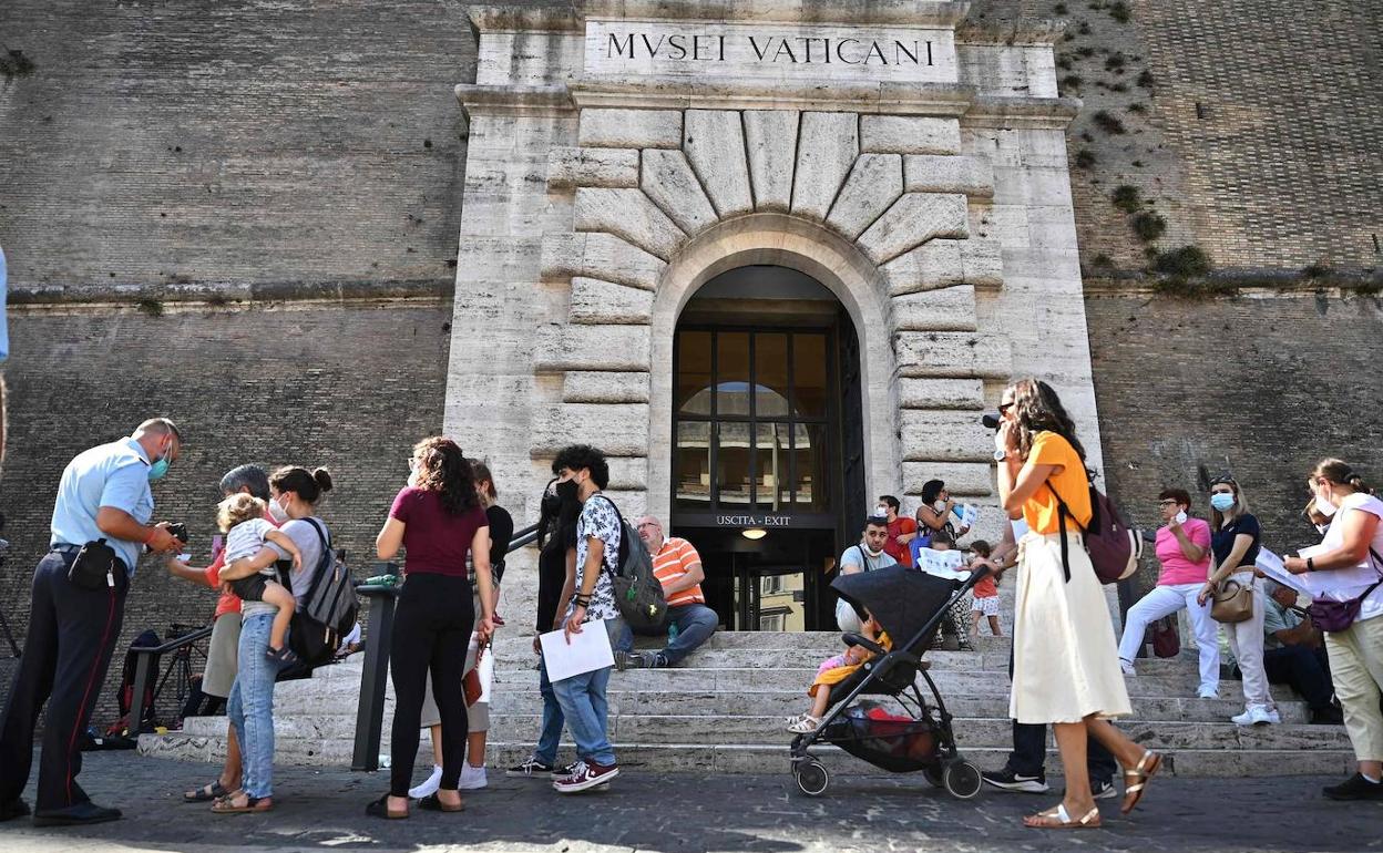 Control de pasaporte covid en el acceso a los Museos Vaticanos.