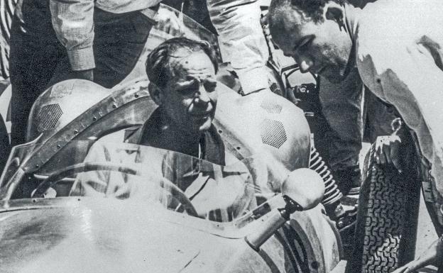 «Aquí están los dos en el circuito de Kyalami durante el Gran Premio de Sudáfrica de Fórmula 1», dice Michelle señalando una fotografía en blanco y negro donde se puede ver a Moss y Jennings en el legendario circuito