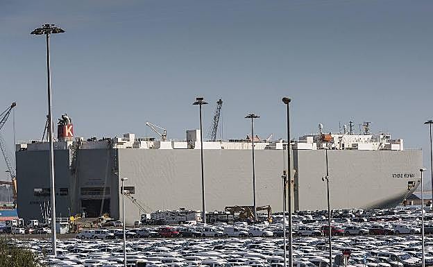 Vehículos esperan para ser embarcados en el Puerto de Santander 