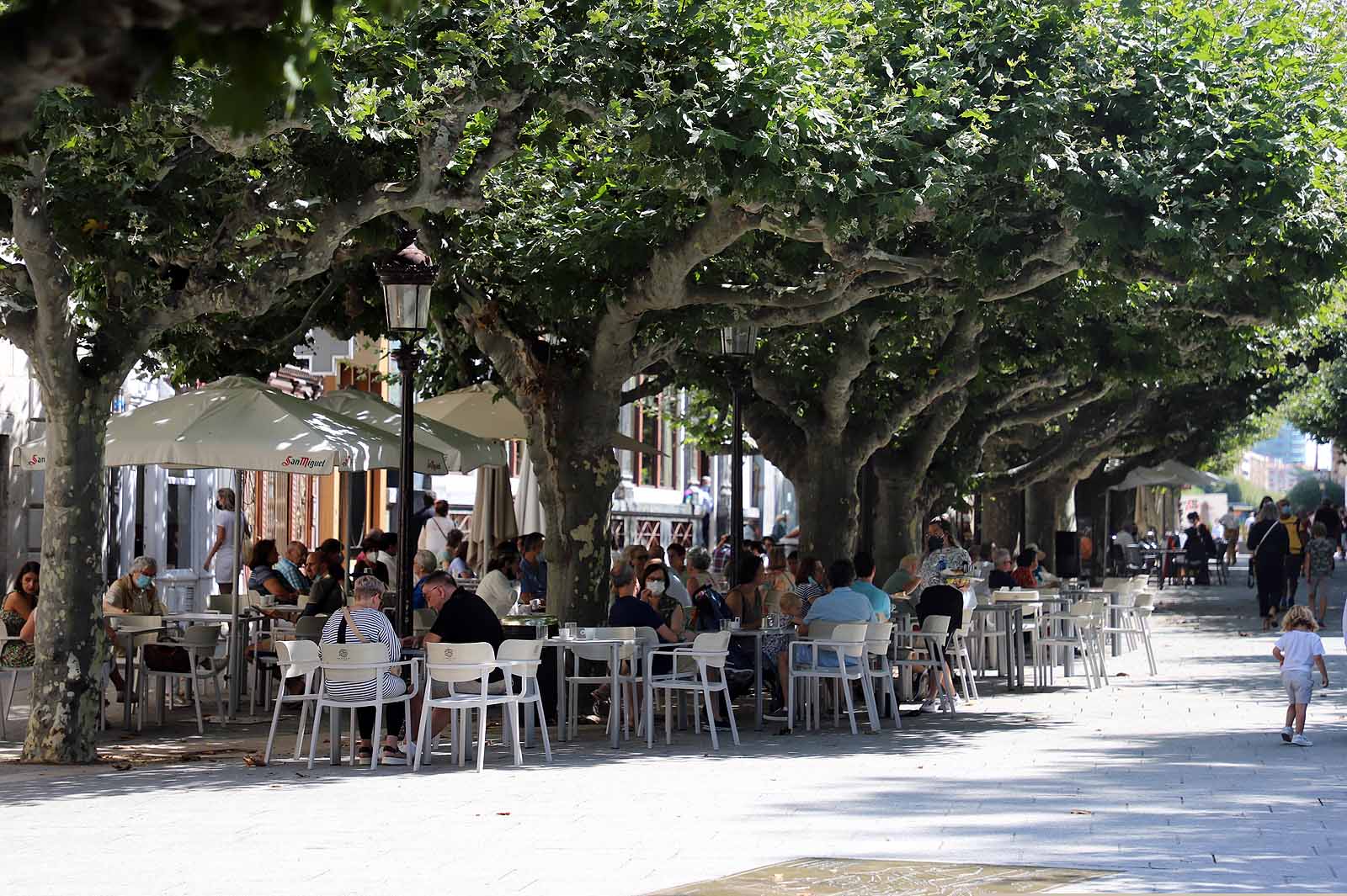 Las terrazas a la sombra han sido parada obligatoria para muchos. 