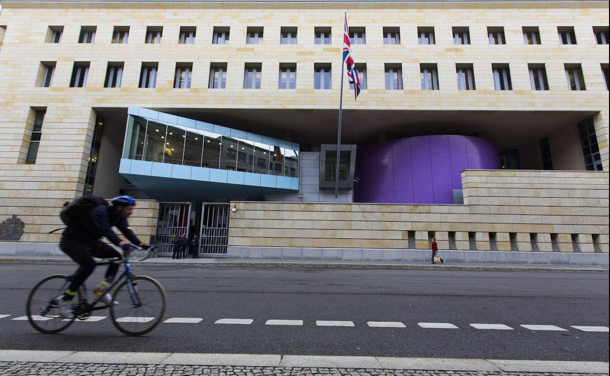 Un hombre pasa por delante de la embajada británica en Berlín.