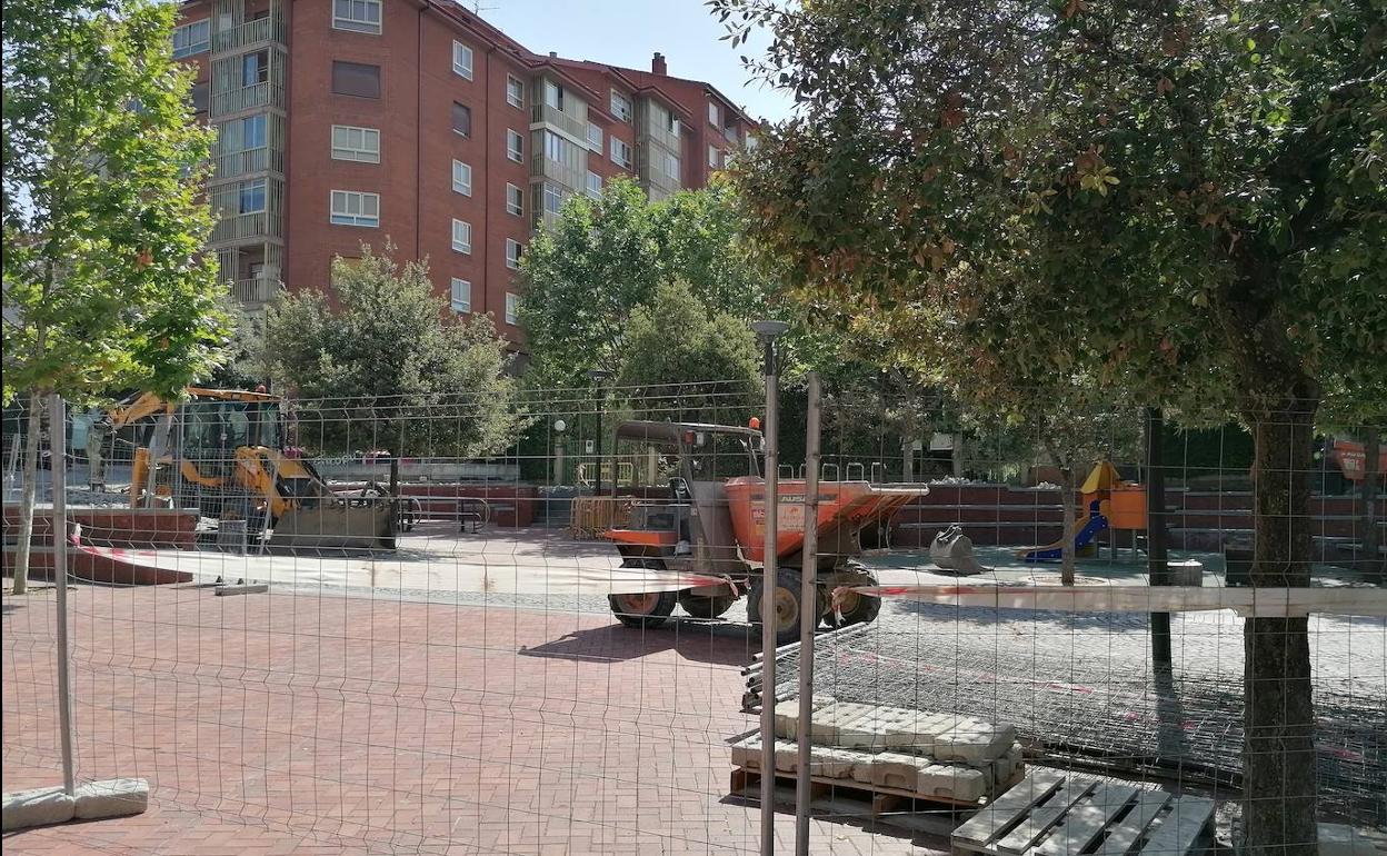 Las máquinas han entrado en la plaza Enrique III del Barrio de San Pedro de la Fuente.