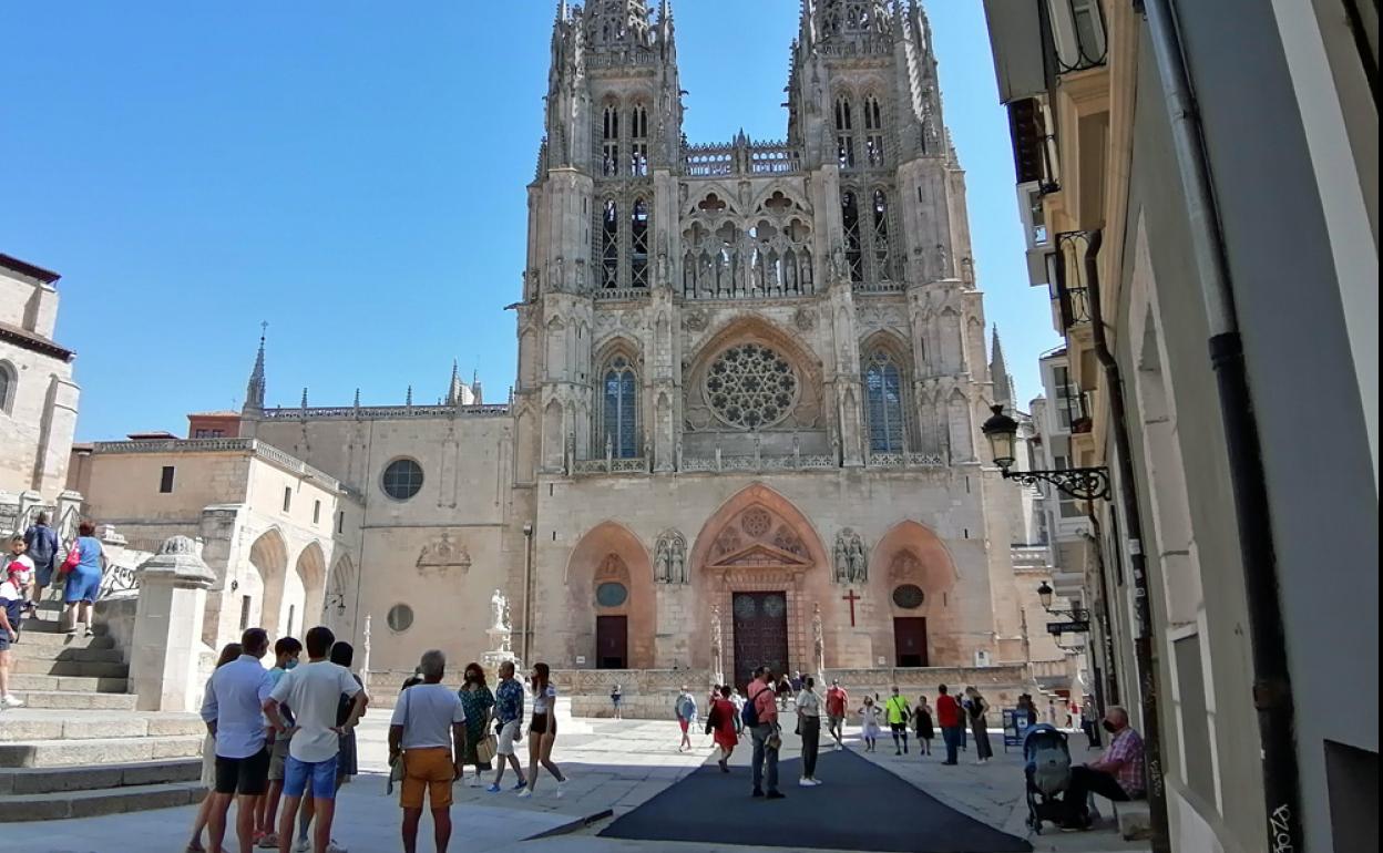 Los turistas llenan las calles de Burgos.