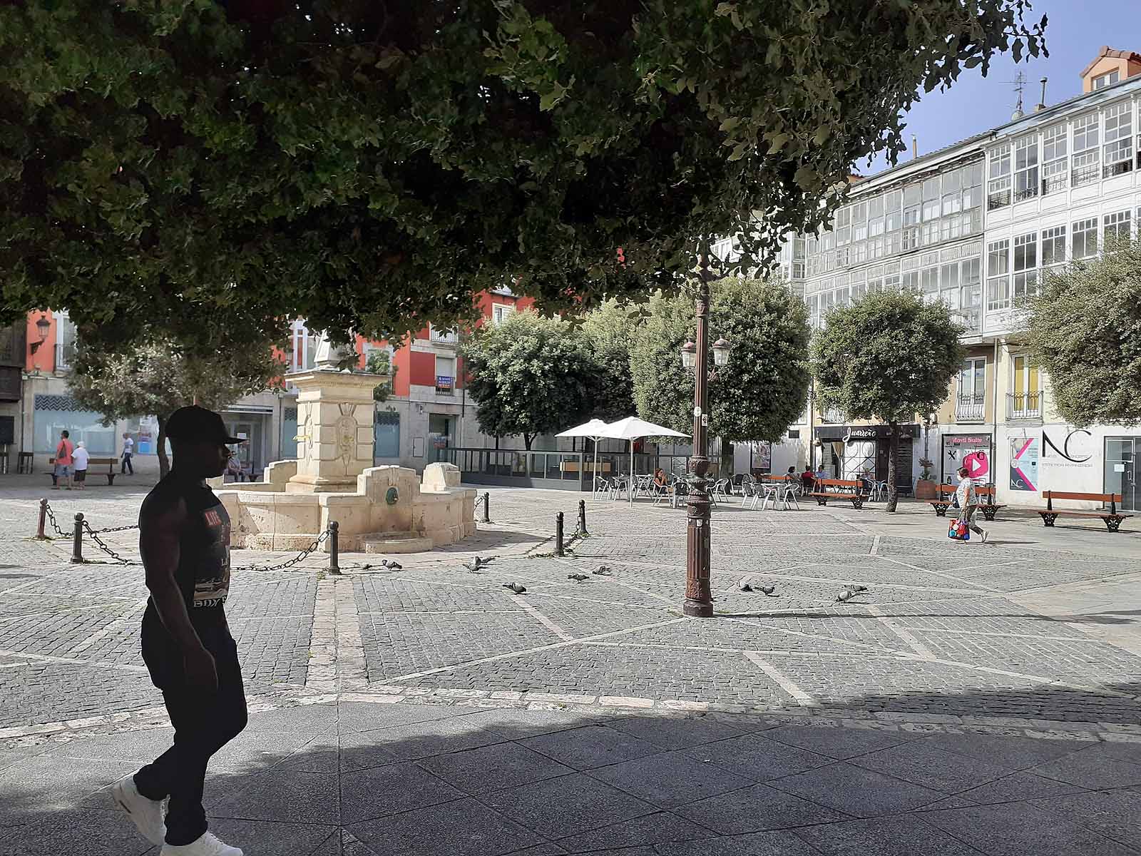 Los más pequeños se han protegido con gorras del intenso calor que hacía en la ciudad.