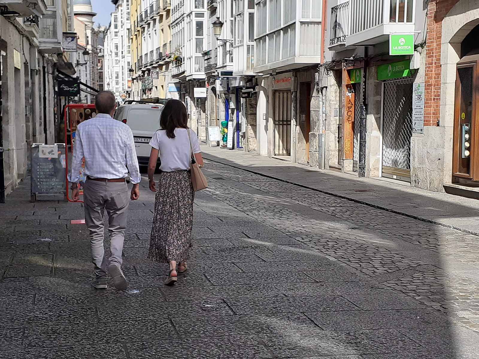 Los más pequeños se han protegido con gorras del intenso calor que hacía en la ciudad.