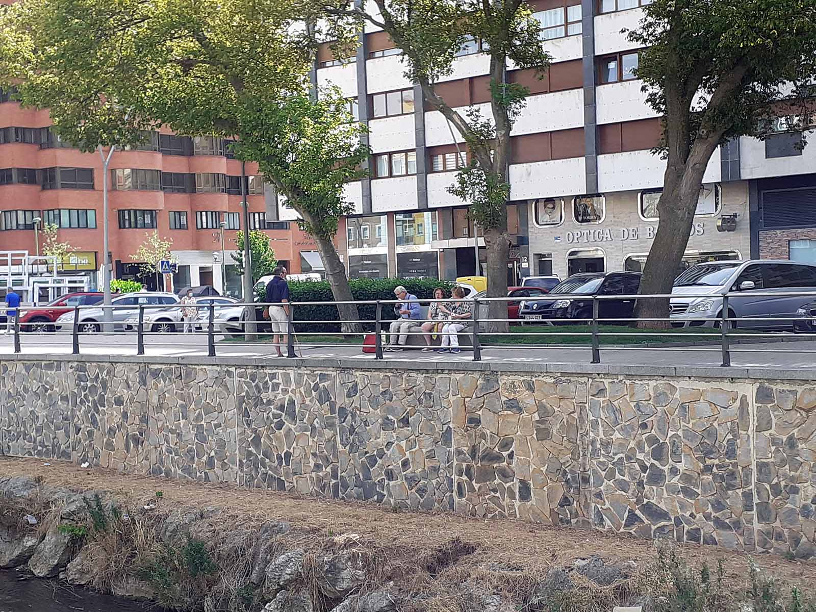 Los más pequeños se han protegido con gorras del intenso calor que hacía en la ciudad.