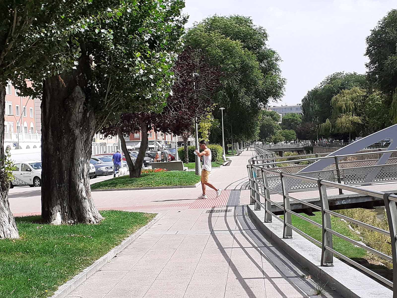 Los más pequeños se han protegido con gorras del intenso calor que hacía en la ciudad.