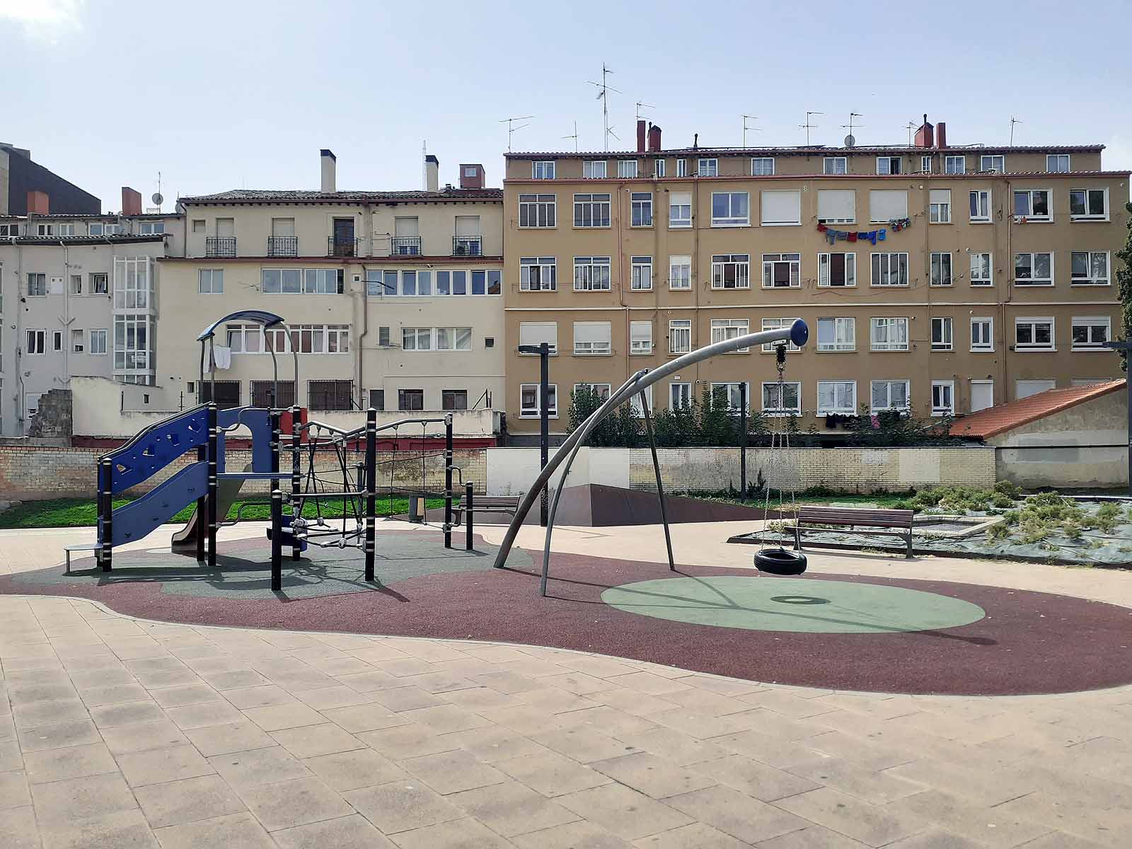 Los más pequeños se han protegido con gorras del intenso calor que hacía en la ciudad.