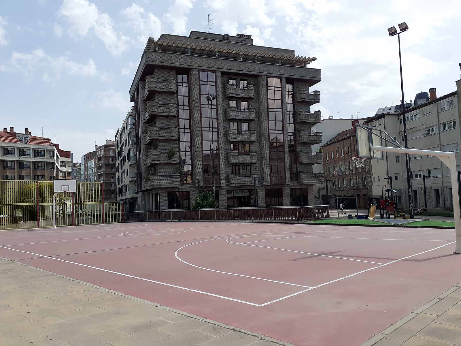 Los más pequeños se han protegido con gorras del intenso calor que hacía en la ciudad.