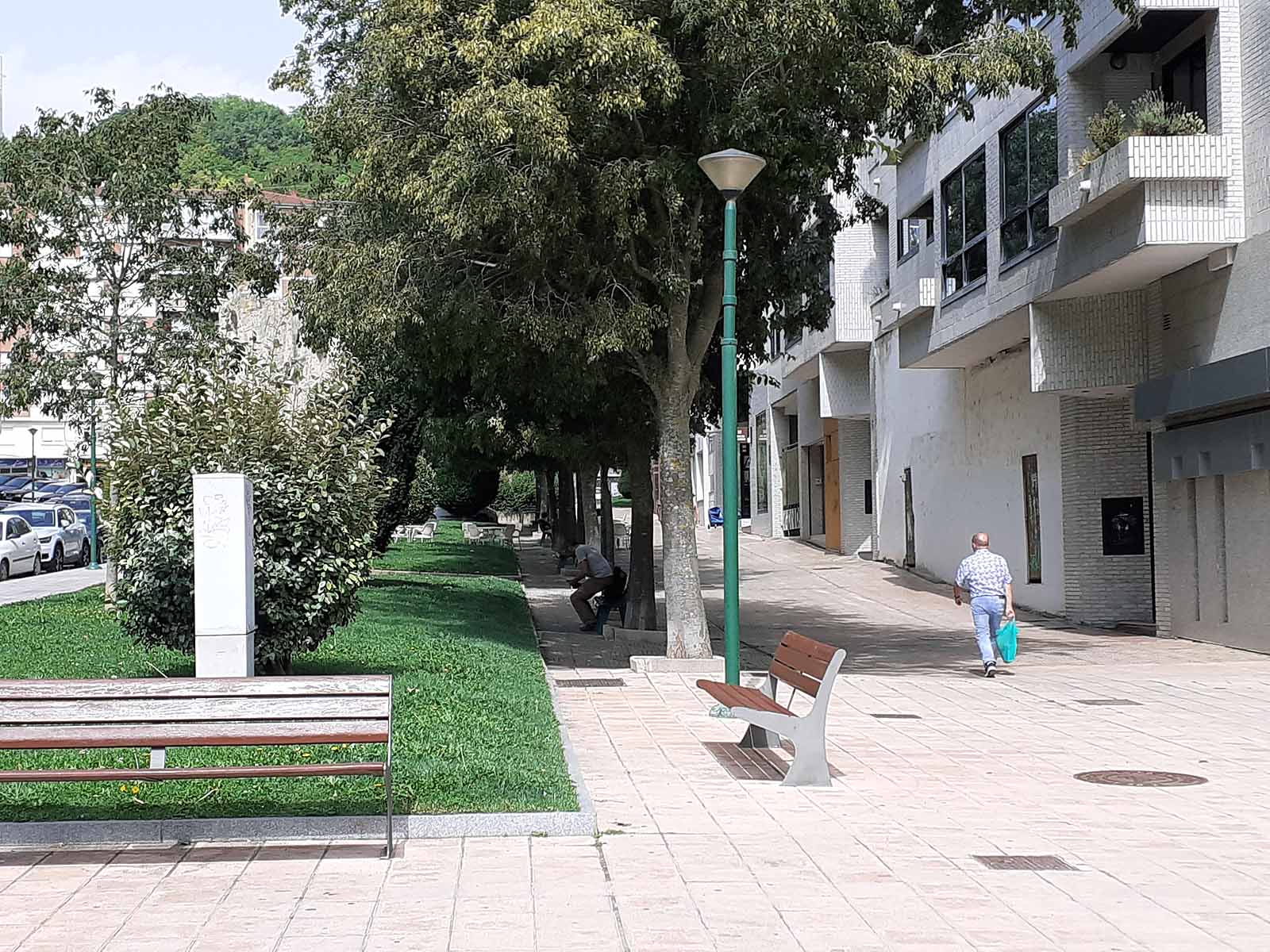Los más pequeños se han protegido con gorras del intenso calor que hacía en la ciudad.