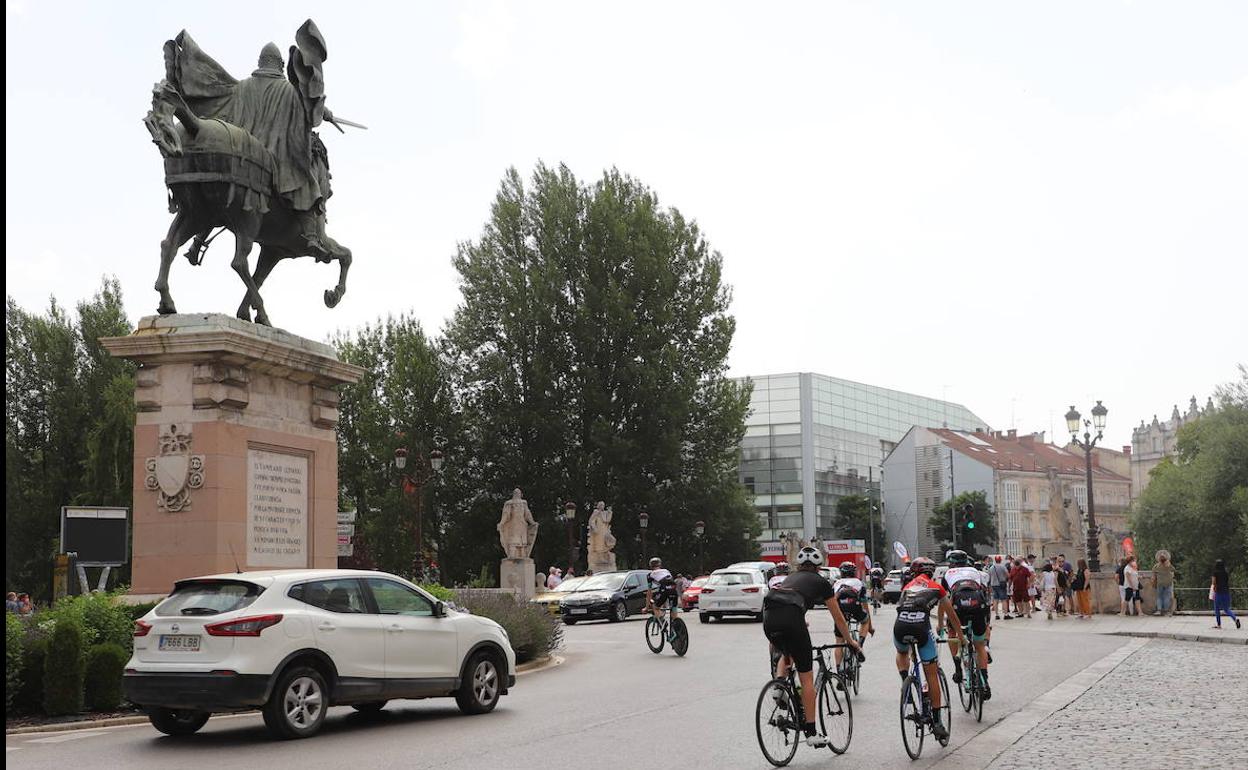 Los ciclistas ya recorren las calles de Burgos. 