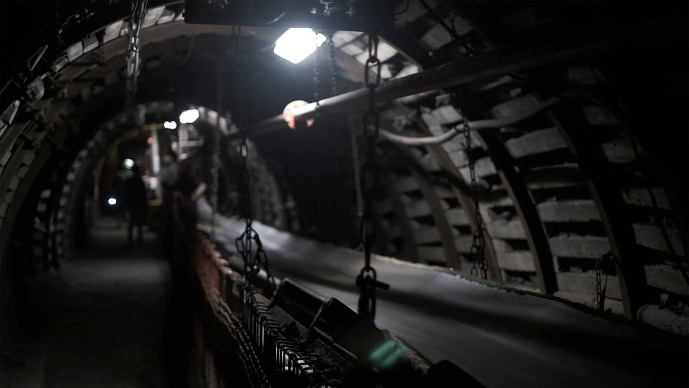 Submundo. Los hombres siguen descendiendo cientos de metros en la Mina de Guido, en Polonia.