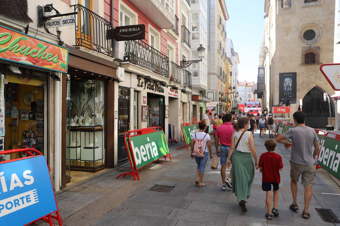 El vallado del final de la primera etapa cerca el acceso a sus negocios.