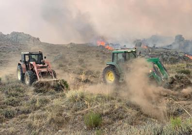 Imagen secundaria 1 - Las autoridades han enviado autobuses para trasladar a los evacuados. Los vecinos han sacado sus tractores para empezar a hacer cortafuegos y evitar que las llamas lleguen al pueblo. Las cenizas del fuego han llegado a las casas de Ávila capital. 