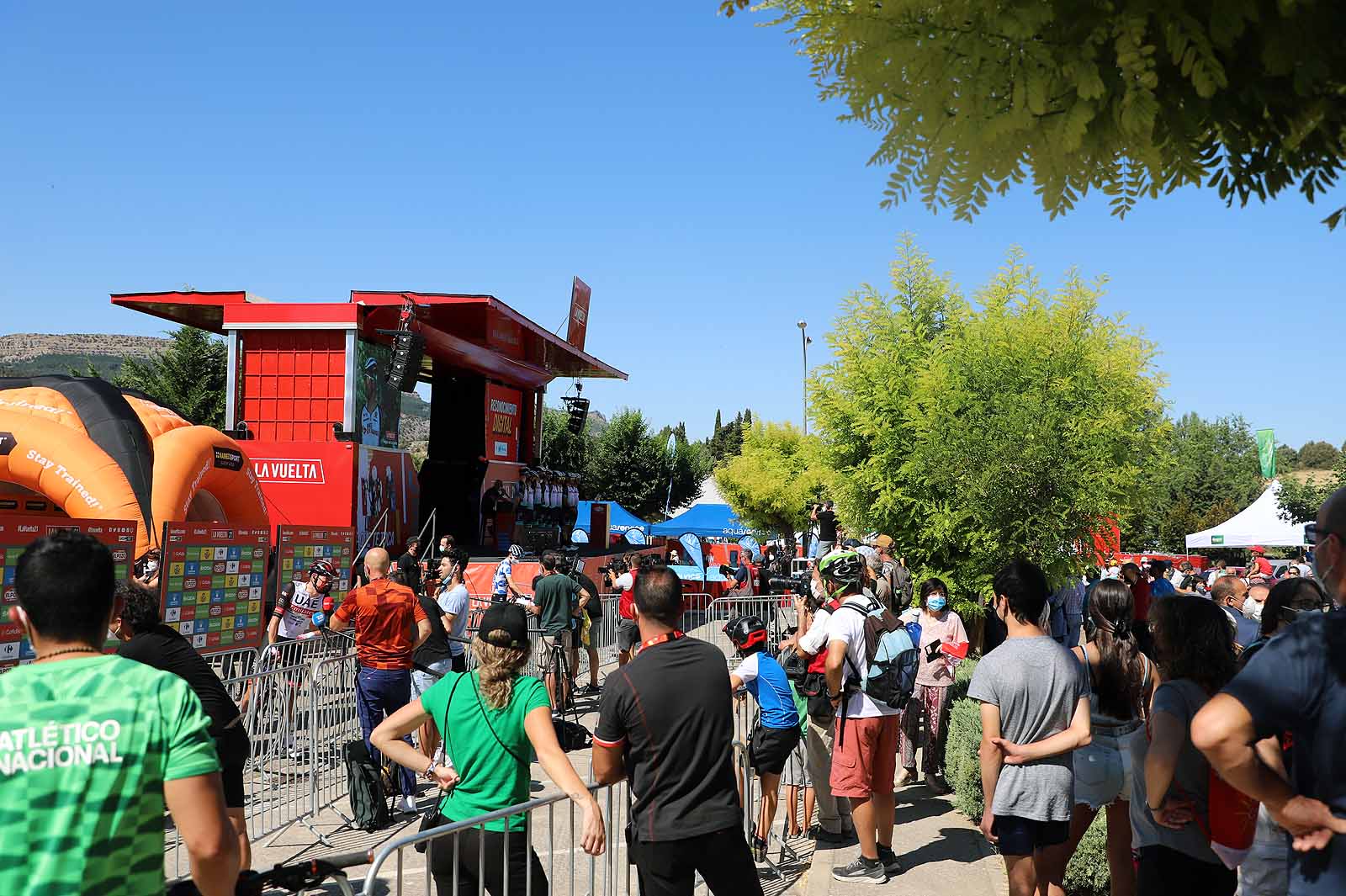 La localidad burgalesa disfruta con el inicio de una jornada marcada por la montaña.