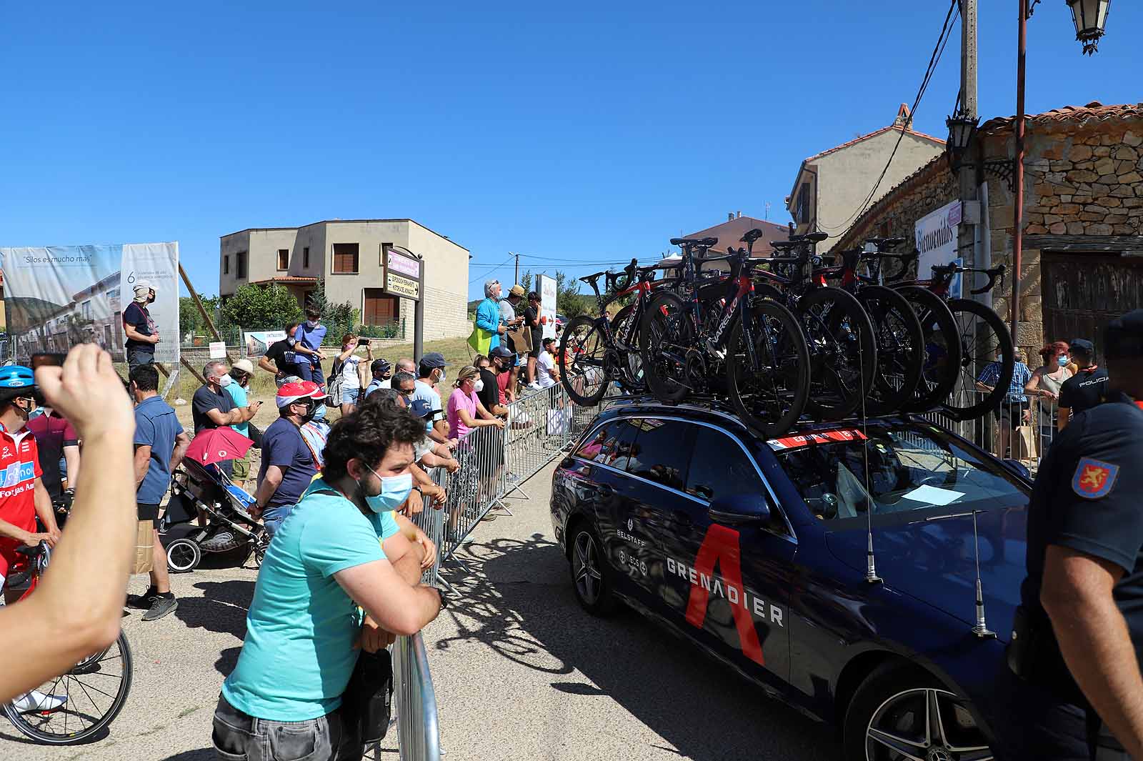 La localidad burgalesa disfruta con el inicio de una jornada marcada por la montaña.