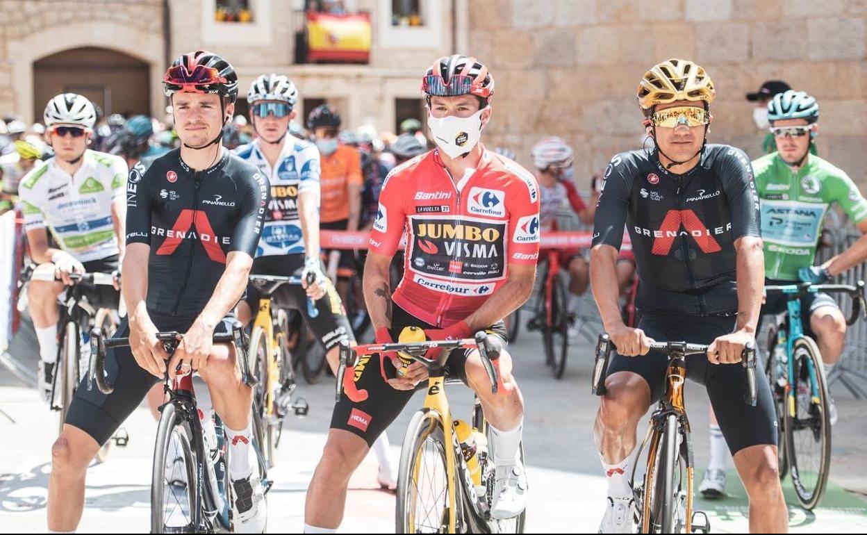 Thomas Pidcock, Primoz Roglic y Richard Carapaz antes de tomar la salida en Careluega. 