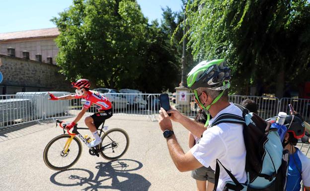 Un aficionado fotografía a Primoz Roglic en la salida de la etapa de la Vuelta desde Silos.