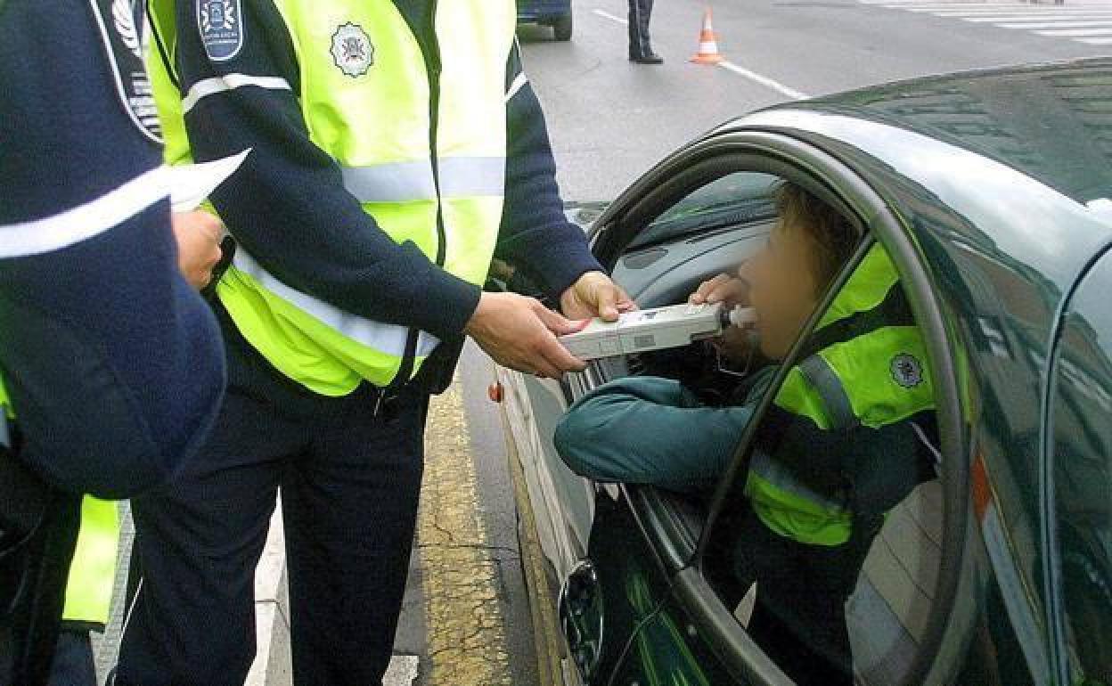 Agentes de la Guardia Civl realizan un control de alcoholemia. 