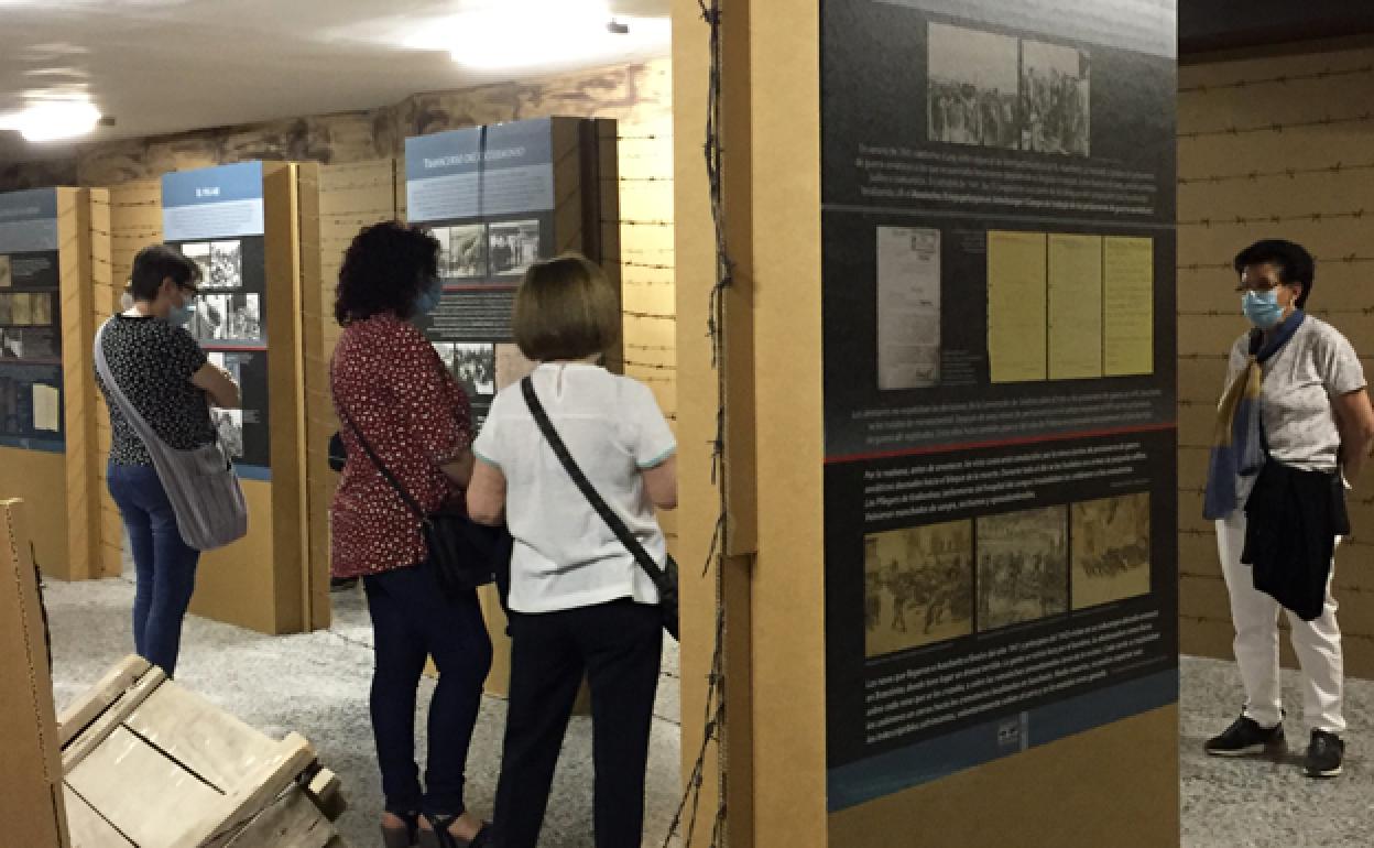 Visitantes a la muestra 'Campo de la muerte nazi alemán KL Auschwitz'. 