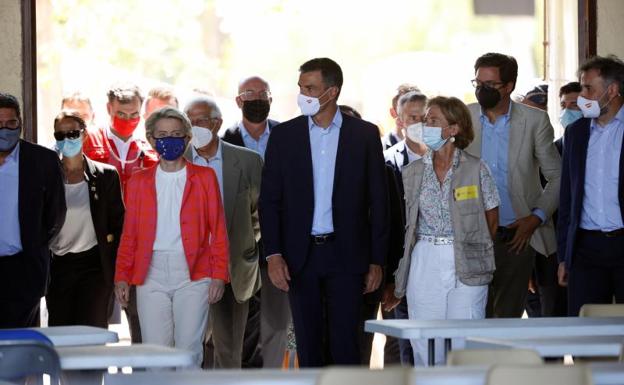 El presidente del Gobierno, Pedro Sánchez, y la presidenta de la Comisión Europea, Ursula von der Leyen, durante su visita al centro de acogida 