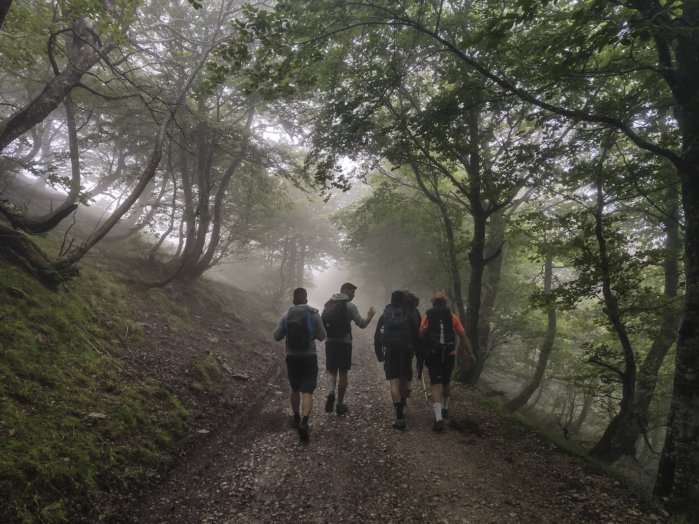 Peregrinos de Bizkaia se adentran en la niebla camino del coll de Lepoeder, escenario de la victoria de los vascones sobre la retaguardia de Carlomagno comandada por Roland