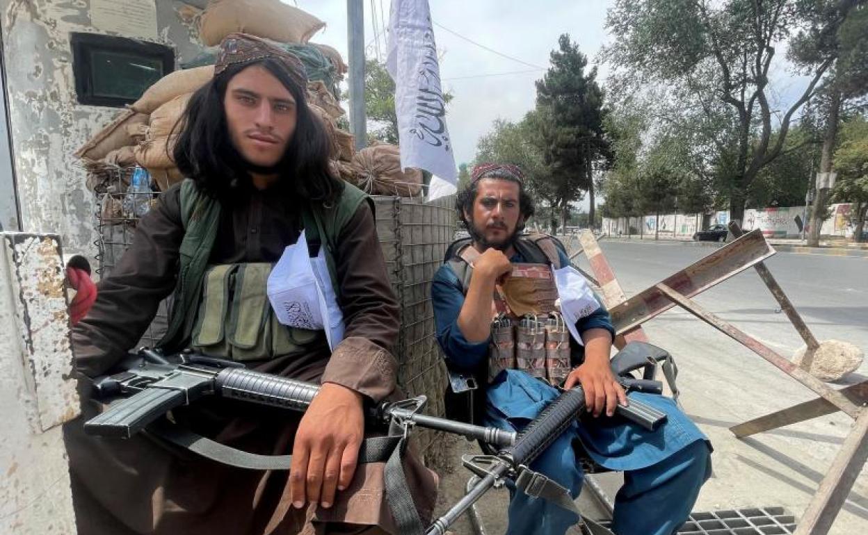 Control talibán en las inmediaciones del aeropuerto de Kabul. 